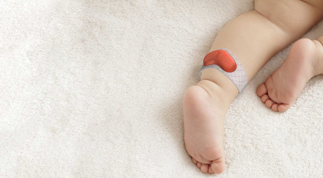 赤ちゃんが何分後に起きるか予測するウェアラブルモニター 「Sproutling Baby Monitor」